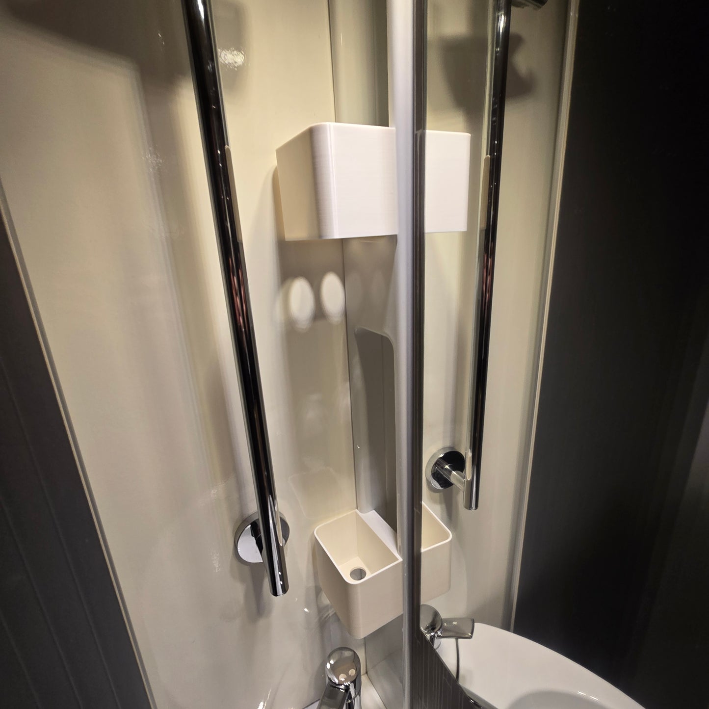 Zusatzablage für Dusche bei Hymer MLT 570