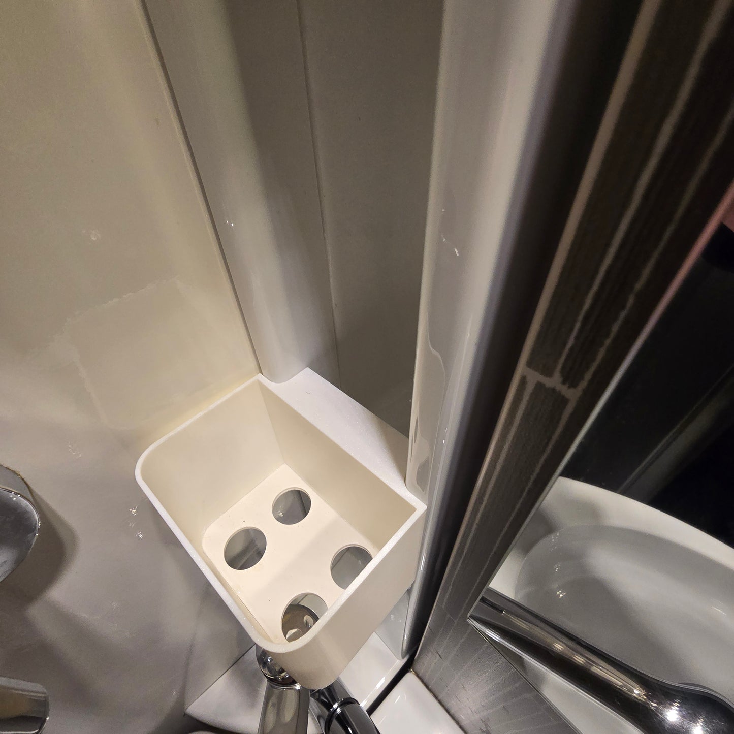 Zusatzablage für Dusche bei Hymer MLT 570