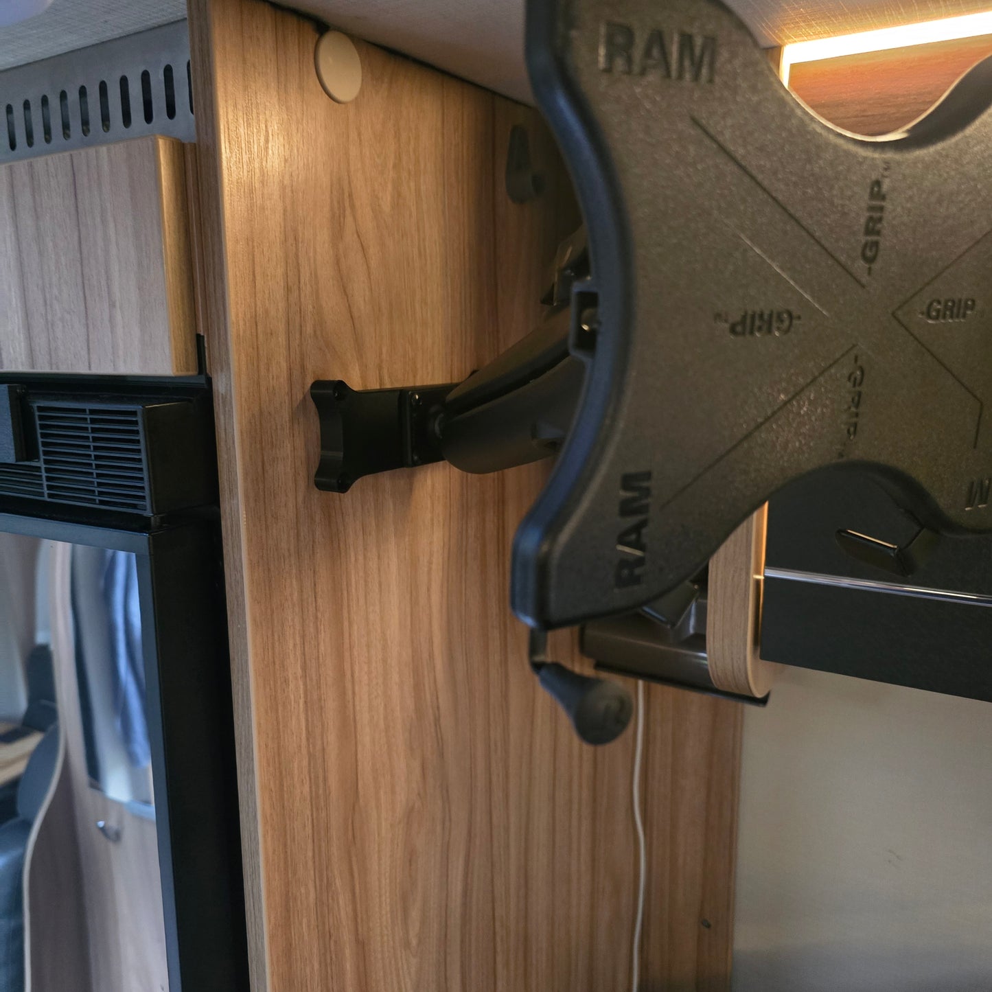 Komplettset Tablethalterung 12- 13 Zoll für den Hymer ML-T 570 im Schlafbereich