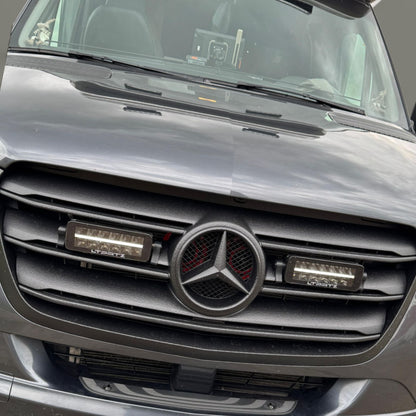 Halterung Set für Zusatzscheinwerfer im Kühlergrill beim MB-Sprinter 907/ 910  LTPRTZ TRX 3.0 7 Zoll AMBER
